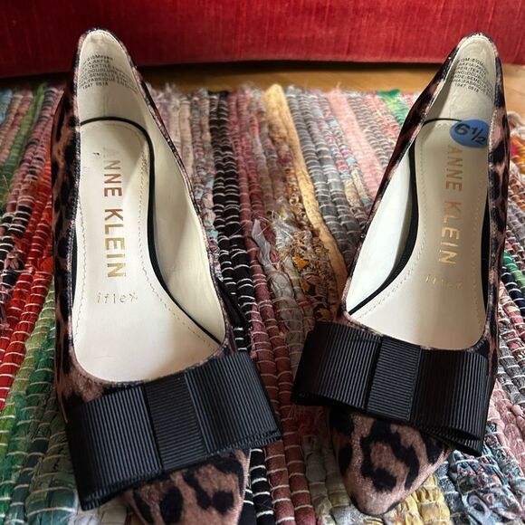 Anne Klein Animal Print Heels with Black Accent Size 6 - Picture 5 of 12